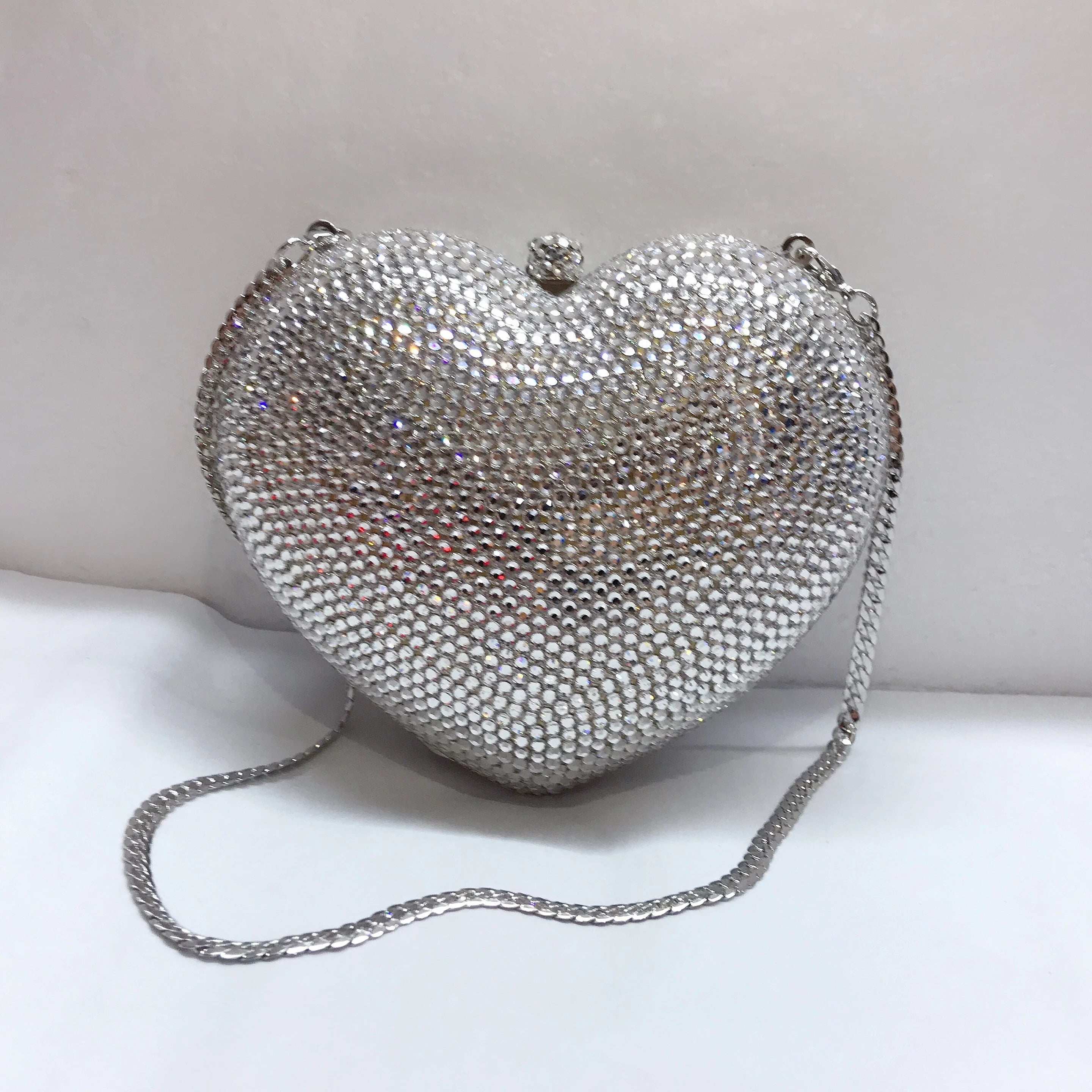 Pochette soirée cœur tigre strass pour femme, sac de mariage et fête luxe, finition élégante et design sophistiqué.