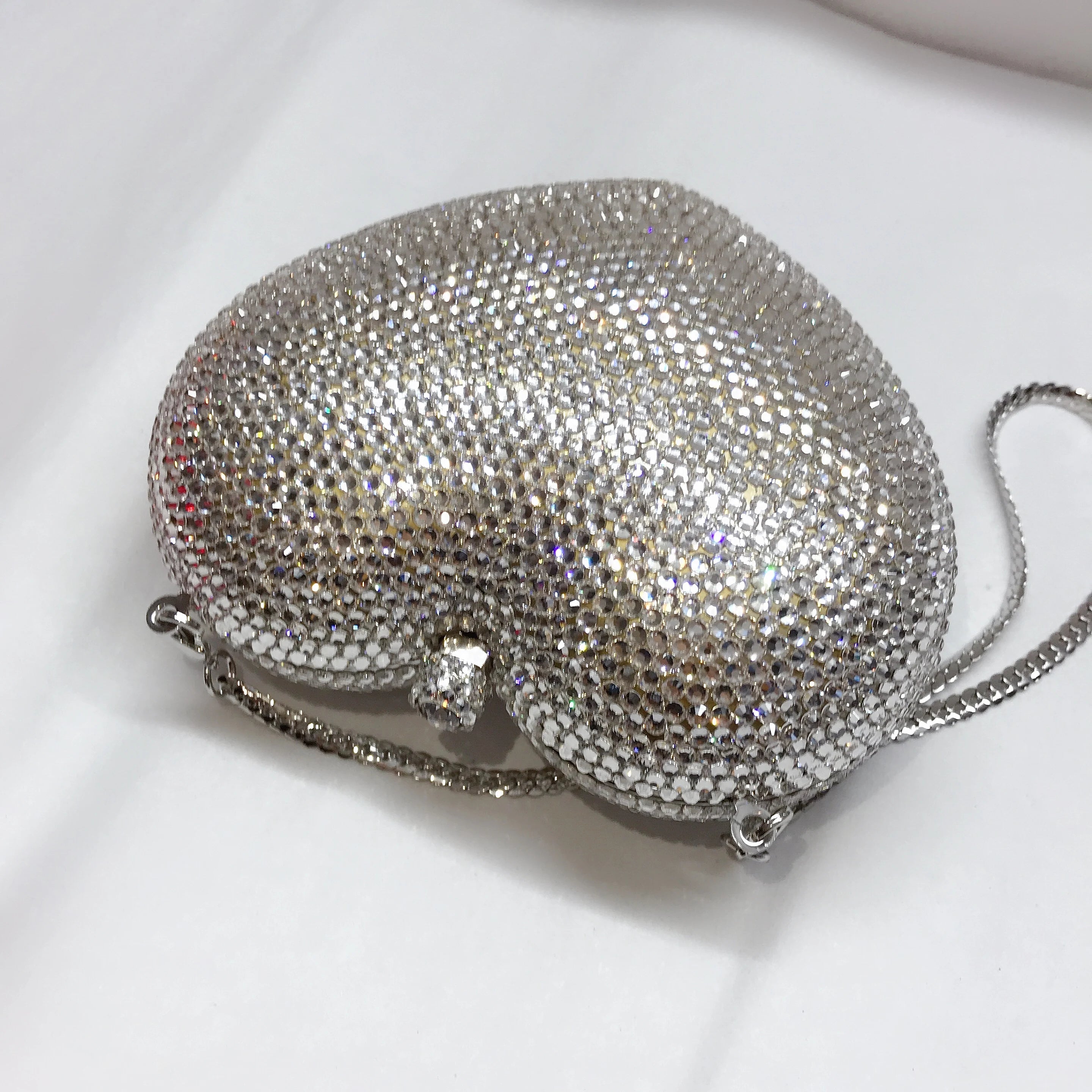 Pochette soirée cœur tigre en strass, sac de fête luxe pour femme, accessoire élégant pour mariage ou soirée festive.