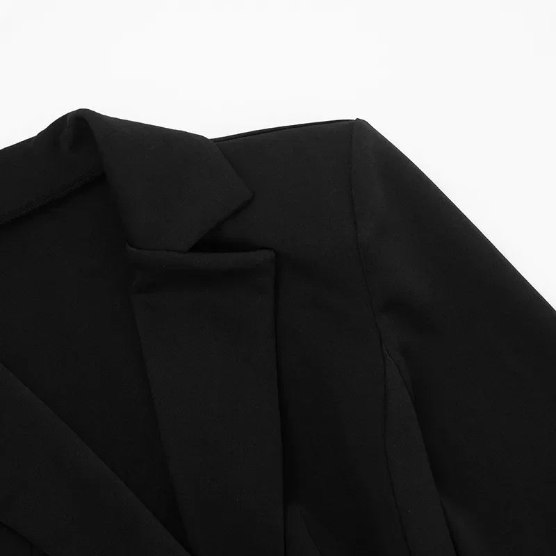 Robe mini chic cintrée avec col V profond, manches longues et double boutonnage, style élégant par badassmood.com