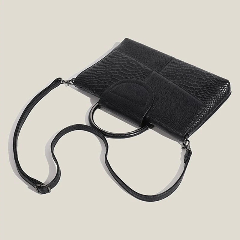 Pochette enveloppe pour femme, clutch élégante avec bandoulière et fermeture éclair, style mode, design sophistiqué.