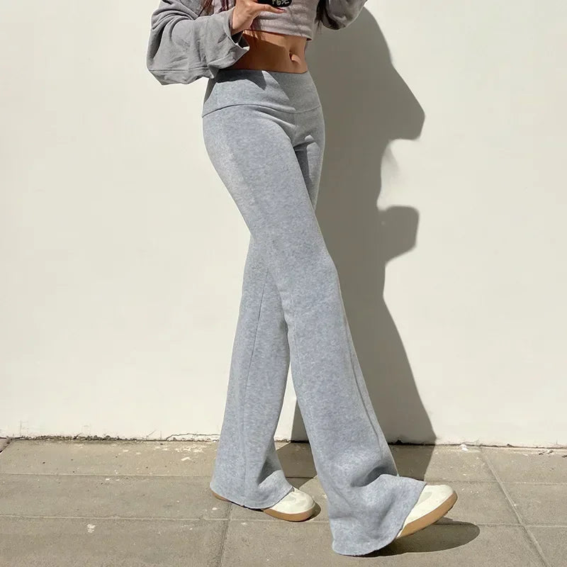 Pantalon flare Y2K taille basse pour femme, style bootcut slim casual sexy, en denim bleu clair.