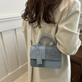 Sac à main femme géométrique avec bandoulière élégante, design moderne pour un style quotidien sophistiqué.