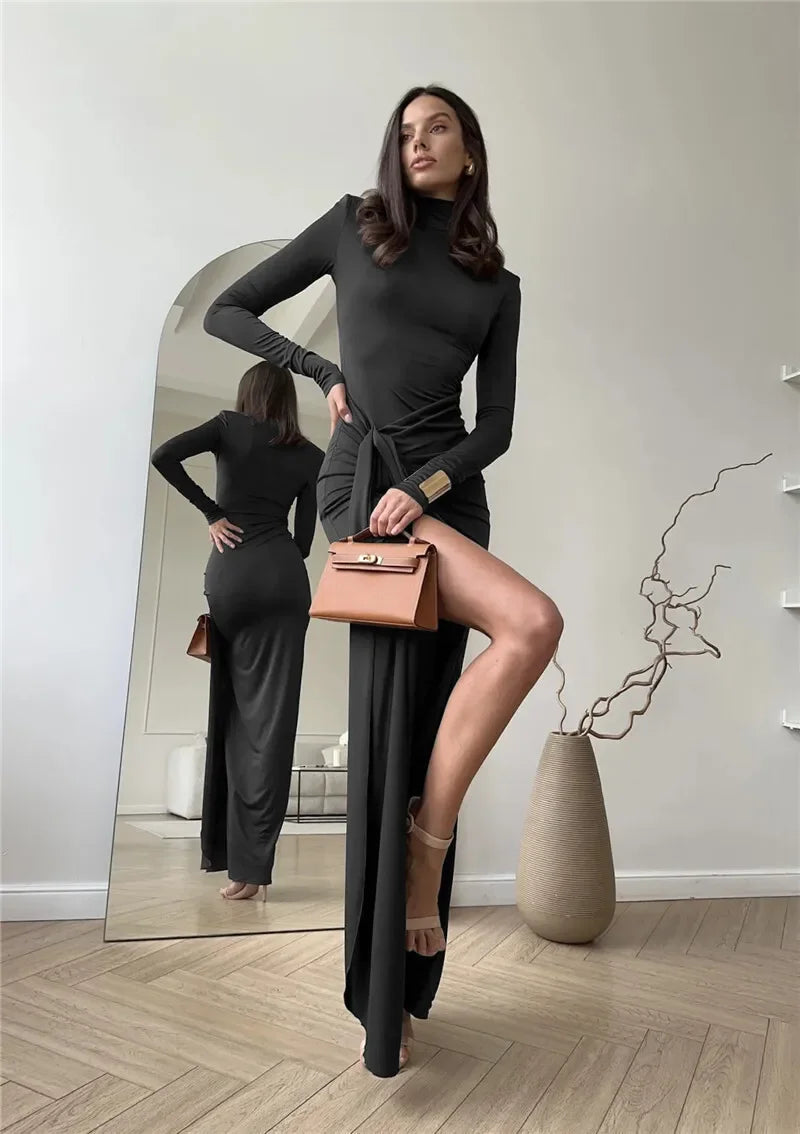 Robe maxi bandage badassmood.com avec col roulé, fendue à la cuisse, manches longues et look drapé élégant.