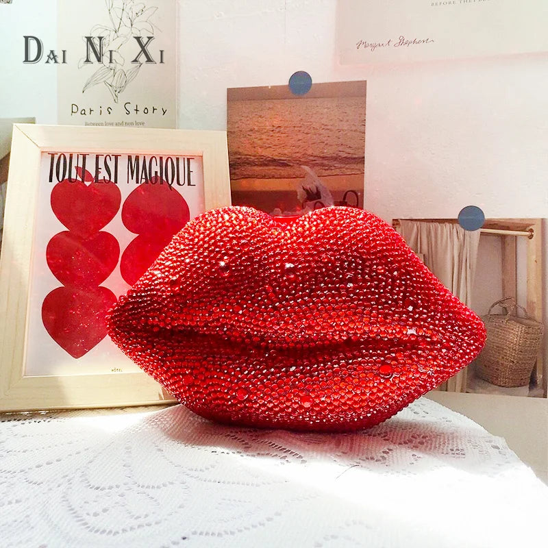 Pochette soirée lèvres rouges avec cristaux, sac élégant pour mariage et fête, luxe pour femme, design sophistiqué.