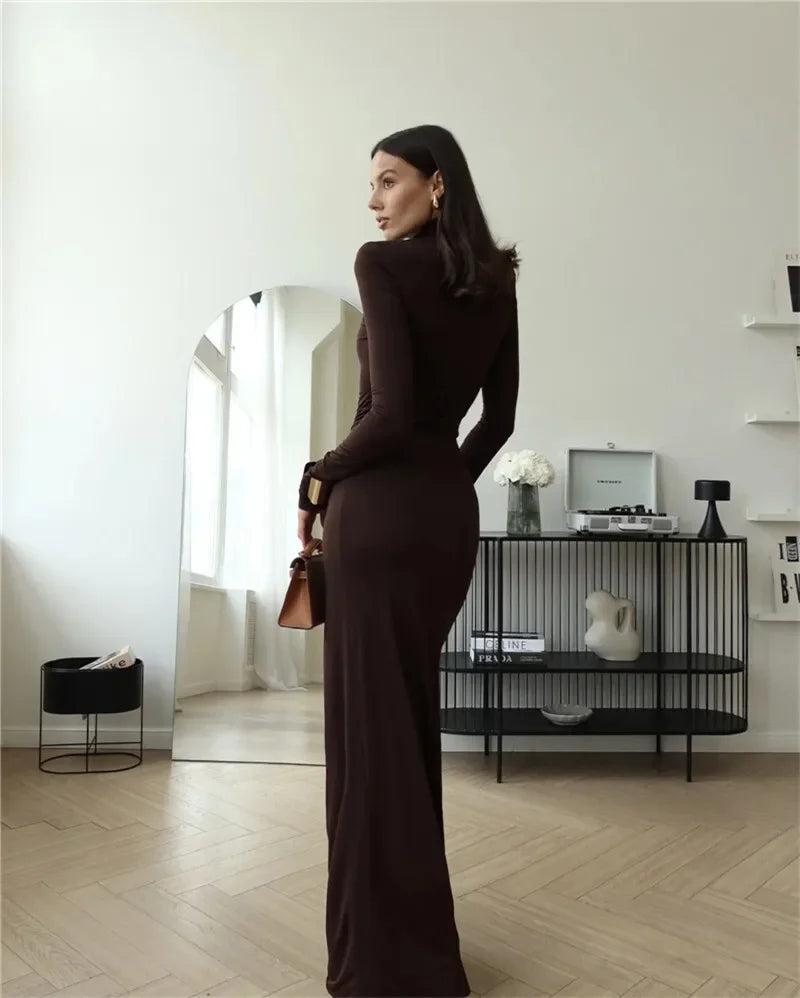 Robe maxi moulante badassmood.com avec col roulé, fendue à la cuisse, manches longues et design drapé élégant.