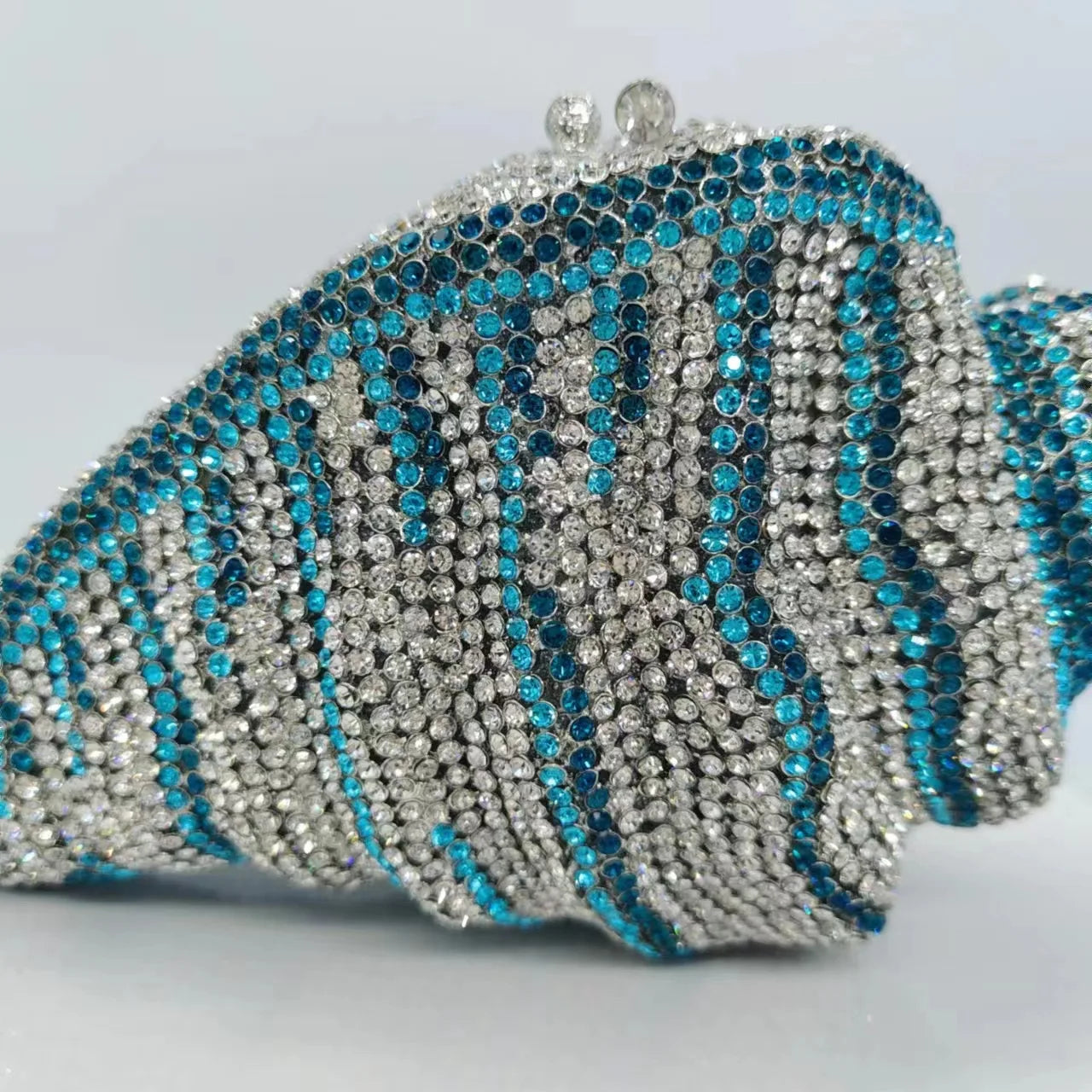 Pochette soirée en coquillage et strass luxe pour femme, sac de mariage élégant avec cristaux scintillants.