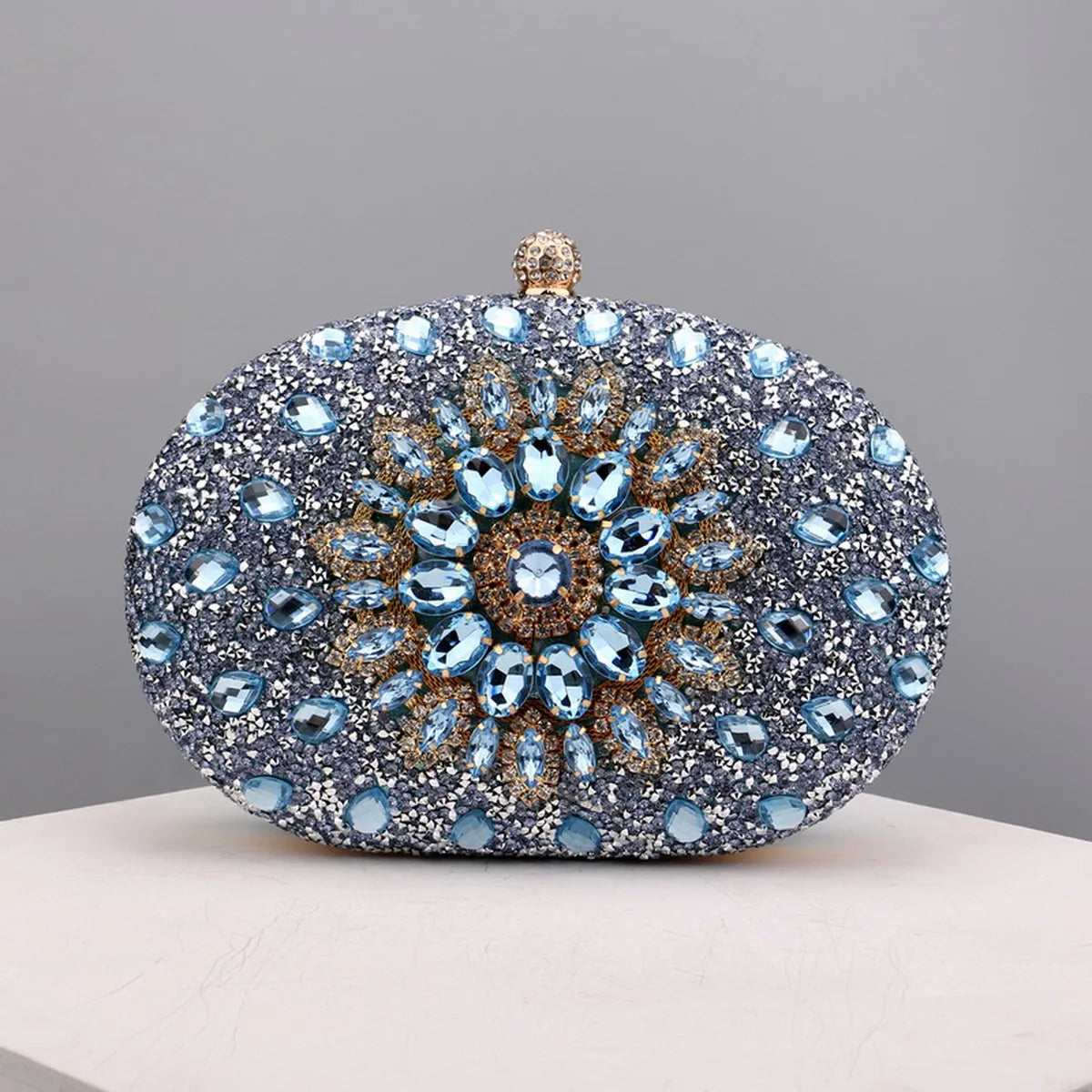 Pochette soirée fleur avec strass et diamants, sac de mariage en style luxe avec chaîne, pour élégance et glamour.