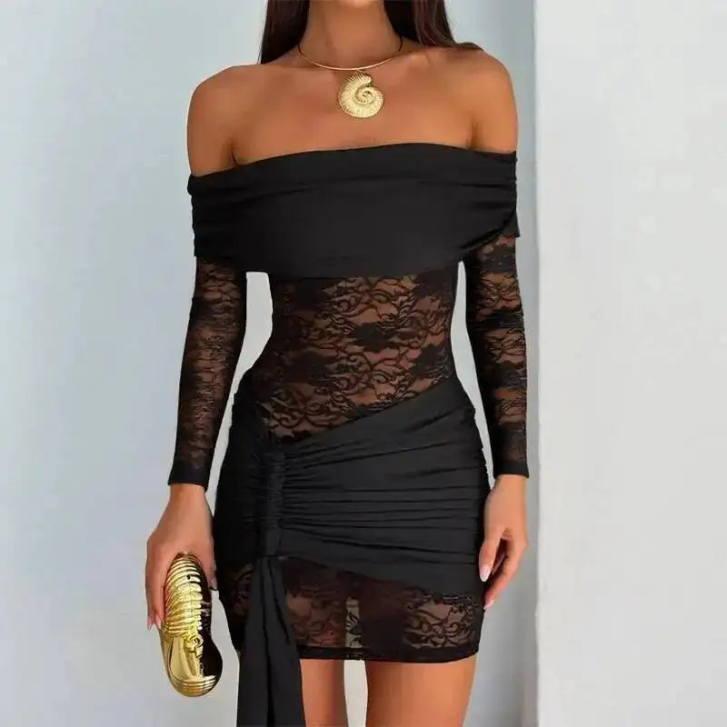 Robe mini plissée en dentelle blanche, décolleté épaules découvertes, style bodycon sexy pour soirée ou fête.
