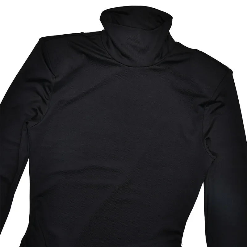Robe maxi moulante badassmood.com avec col roulé, fendue à la cuisse, manches longues et drapée, style bandage élégante.