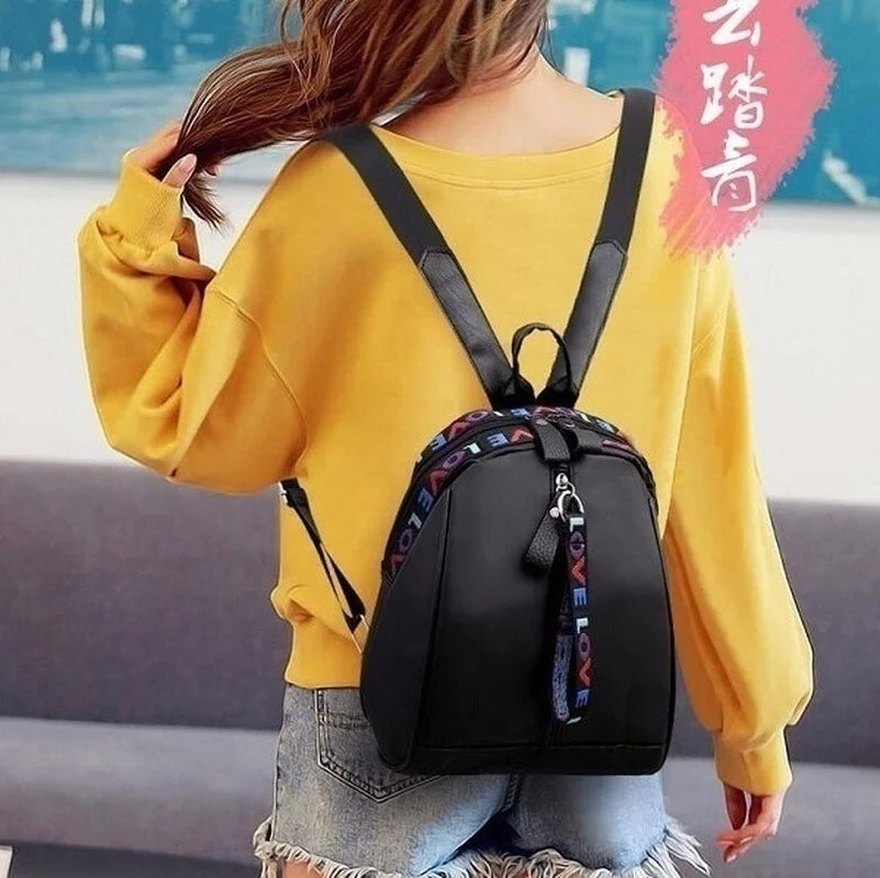 Mini sac à dos homme noir en toile, bandoulière sport pour voyage ou école, style pratique et tendance.