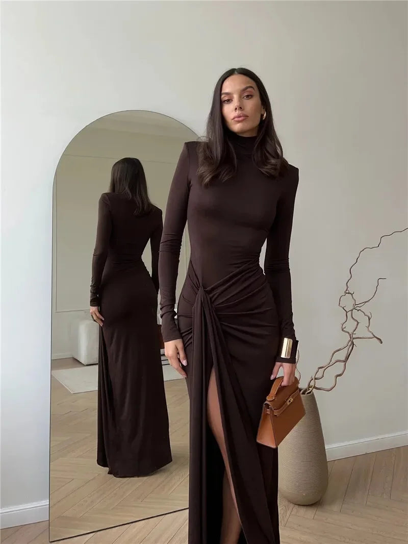 Robe maxi moulante badassmood avec col roulé, fendue cuisse, manches longues et tissu drapé, style bodycon élégante.
