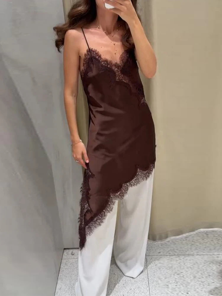 Robe mini plissée marron sexy avec dos nu, col carré sans manches, taille haute, de la marque badassmood.com.