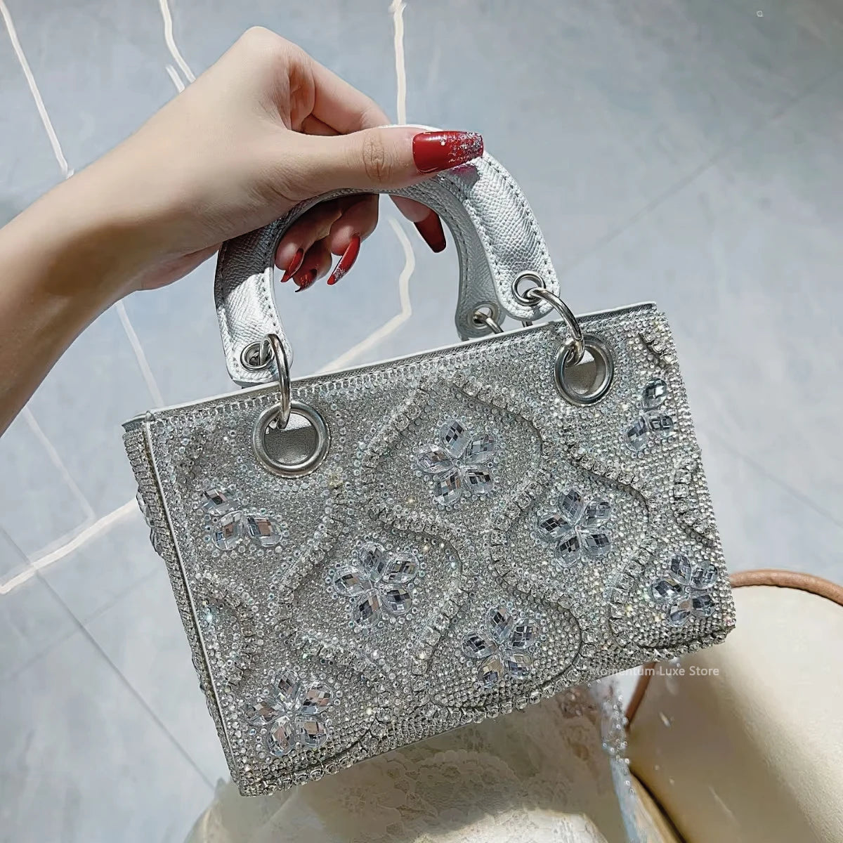Sac bandoulière femme en strass et diamants, pochette soirée avec chaîne luxe, élégant accessoire pour femme.