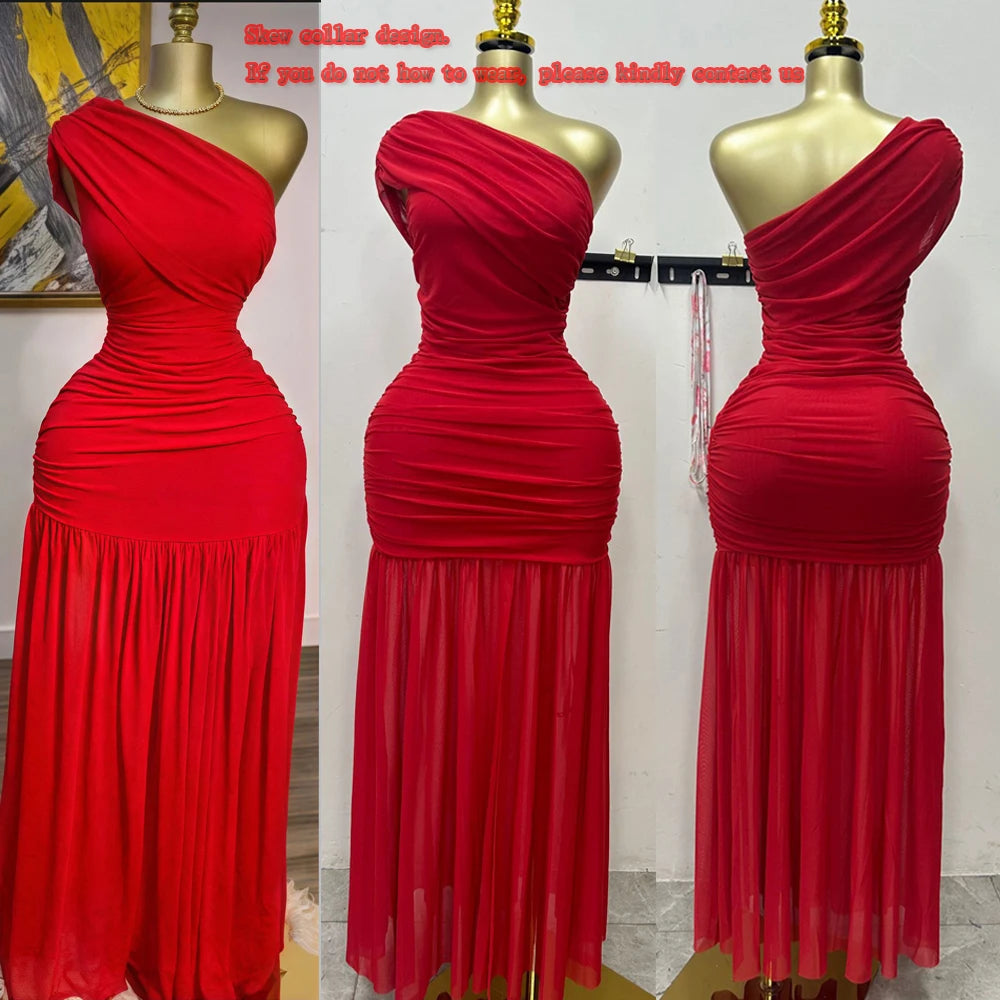 Robe maxi soirée sexy à col asymétrique, une manche, épaules dénudées et tissu en mesh fendu, style élégant et audacieux.