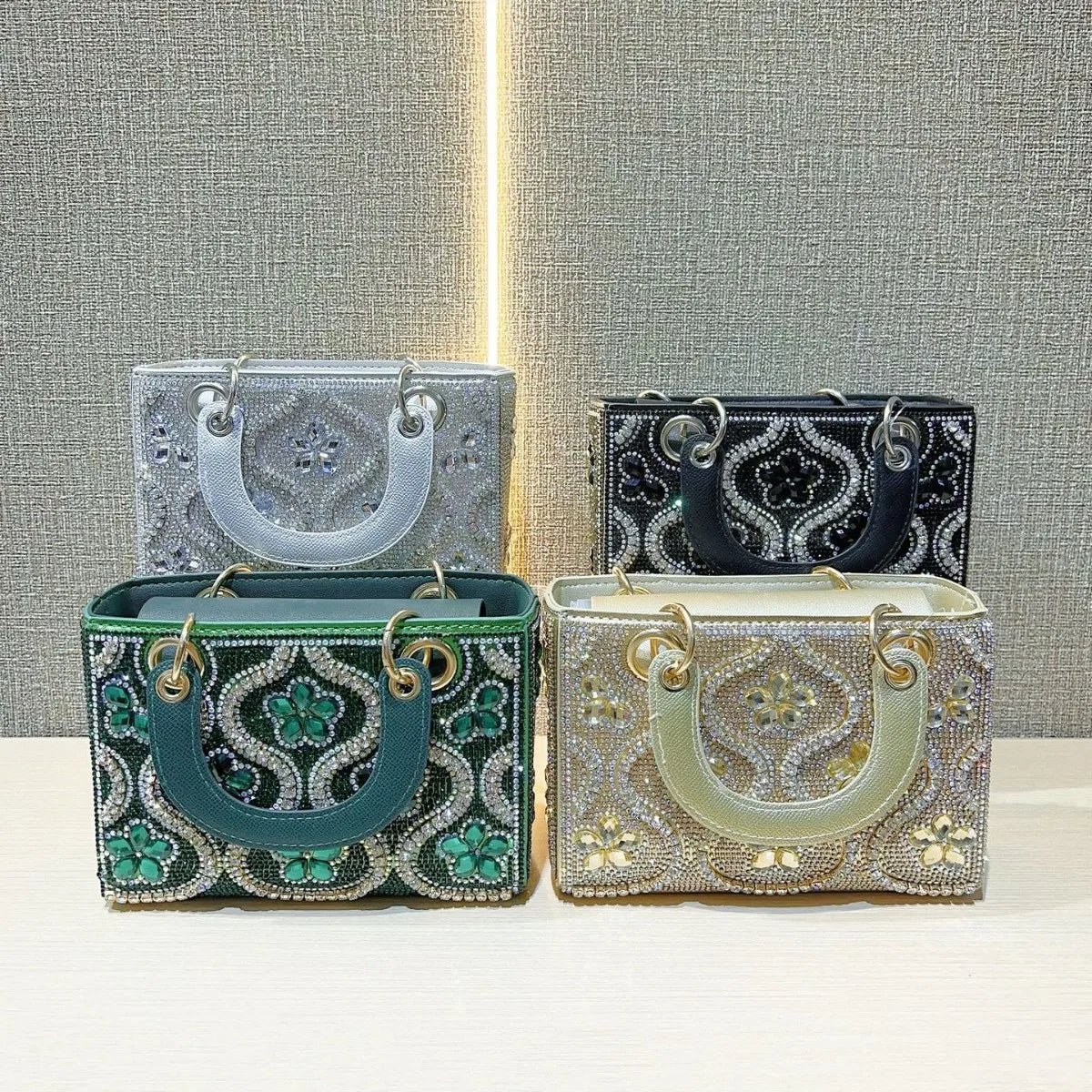 Sac bandoulière femme en strass et diamants, pochette de soirée avec chaîne élégante, luxe et chic pour femme.