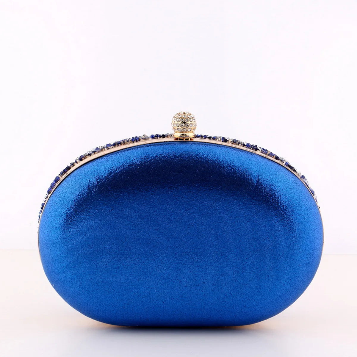 Pochette de soirée fleur en strass et diamants, sac de mariage avec chaîne en or, style luxe et élégant.
