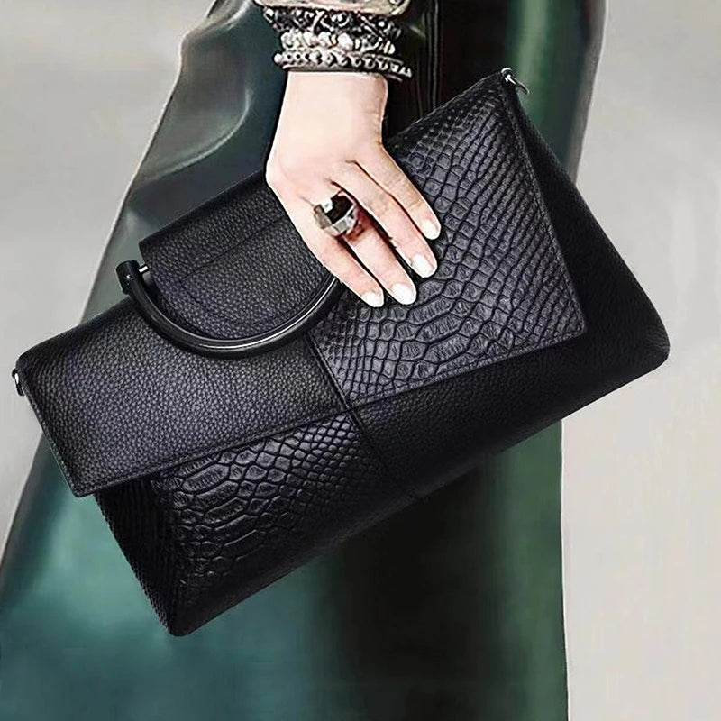 Pochette enveloppe femme soirée badassmood.com avec bandoulière, fermeture éclair élégante, accessoire mode pour occasions spéciales.