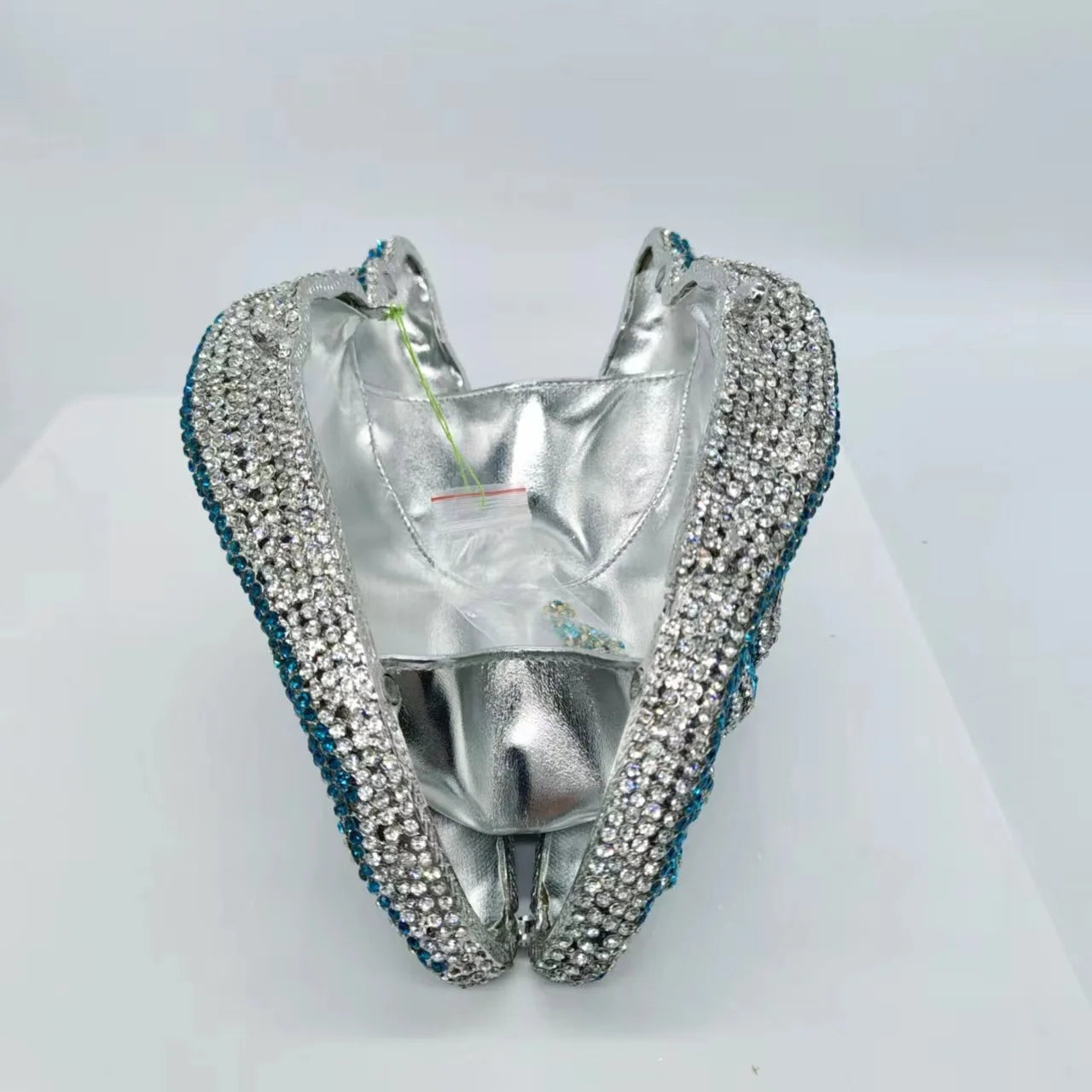 Pochette soirée en strass et coquillage pour femme, sac de mariage élégant et luxe, avec cristaux brillants.