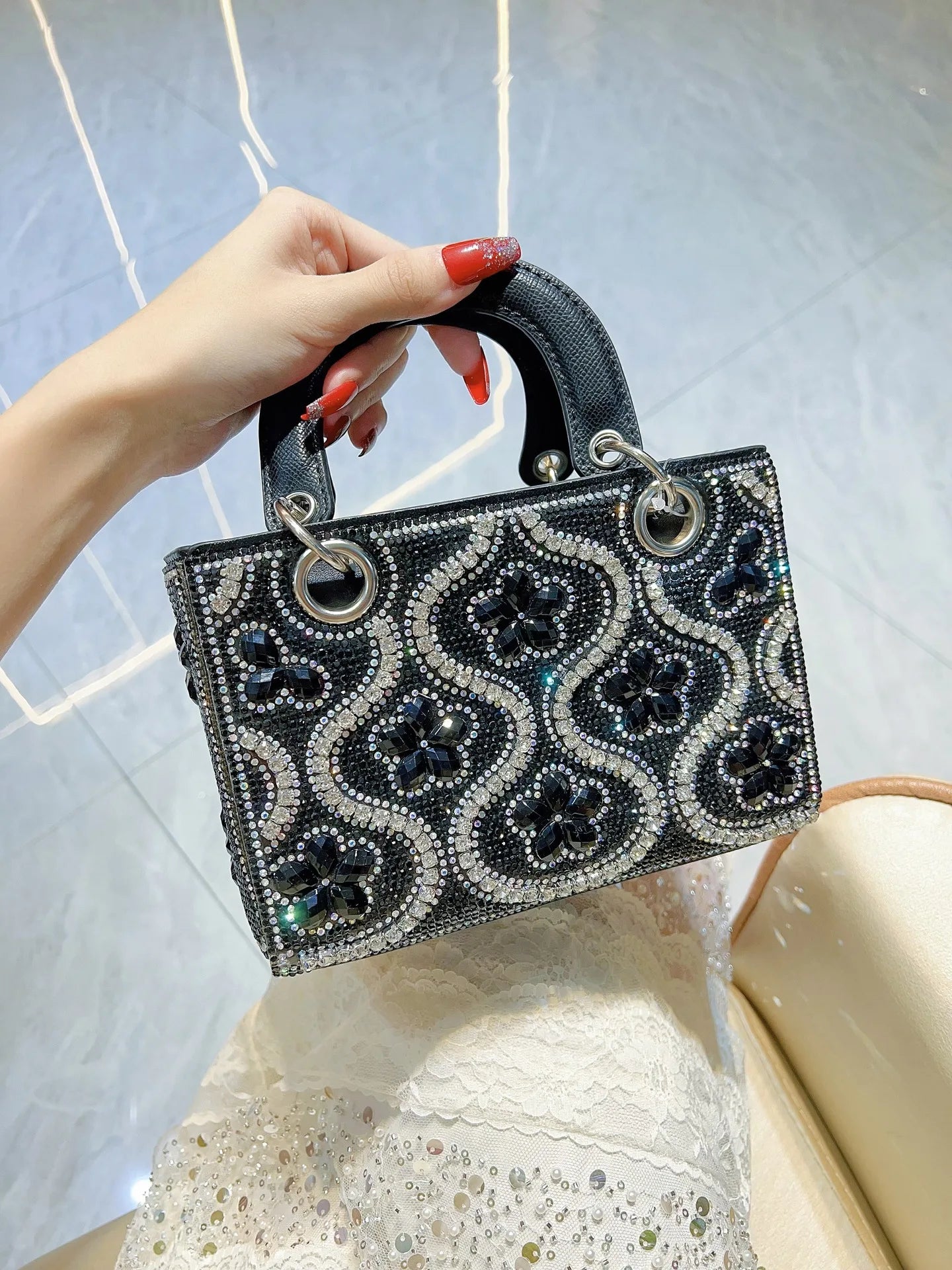 Pochette soirée en sac bandoulière femme avec strass et diamants, chaîne luxe, élégant accessoire de soirée.