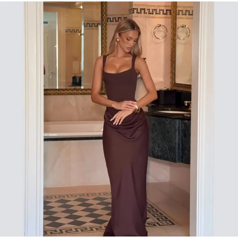 Robe mini plissée marron sexy avec dos nu, col carré, sans manches et taille haute, élégante et tendance.