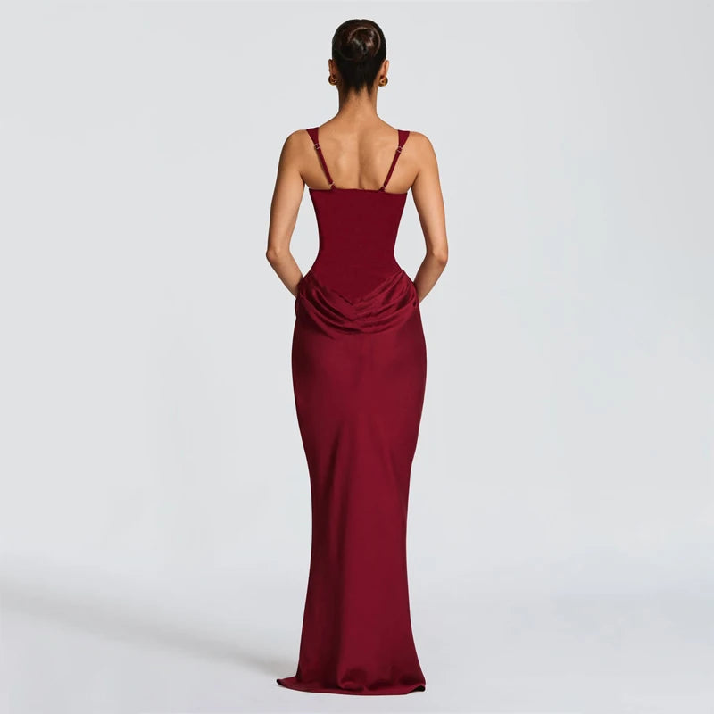 Robe mini plissée marron sexy avec dos nu, col carré, sans manches et taille haute, style élégant et tendance.