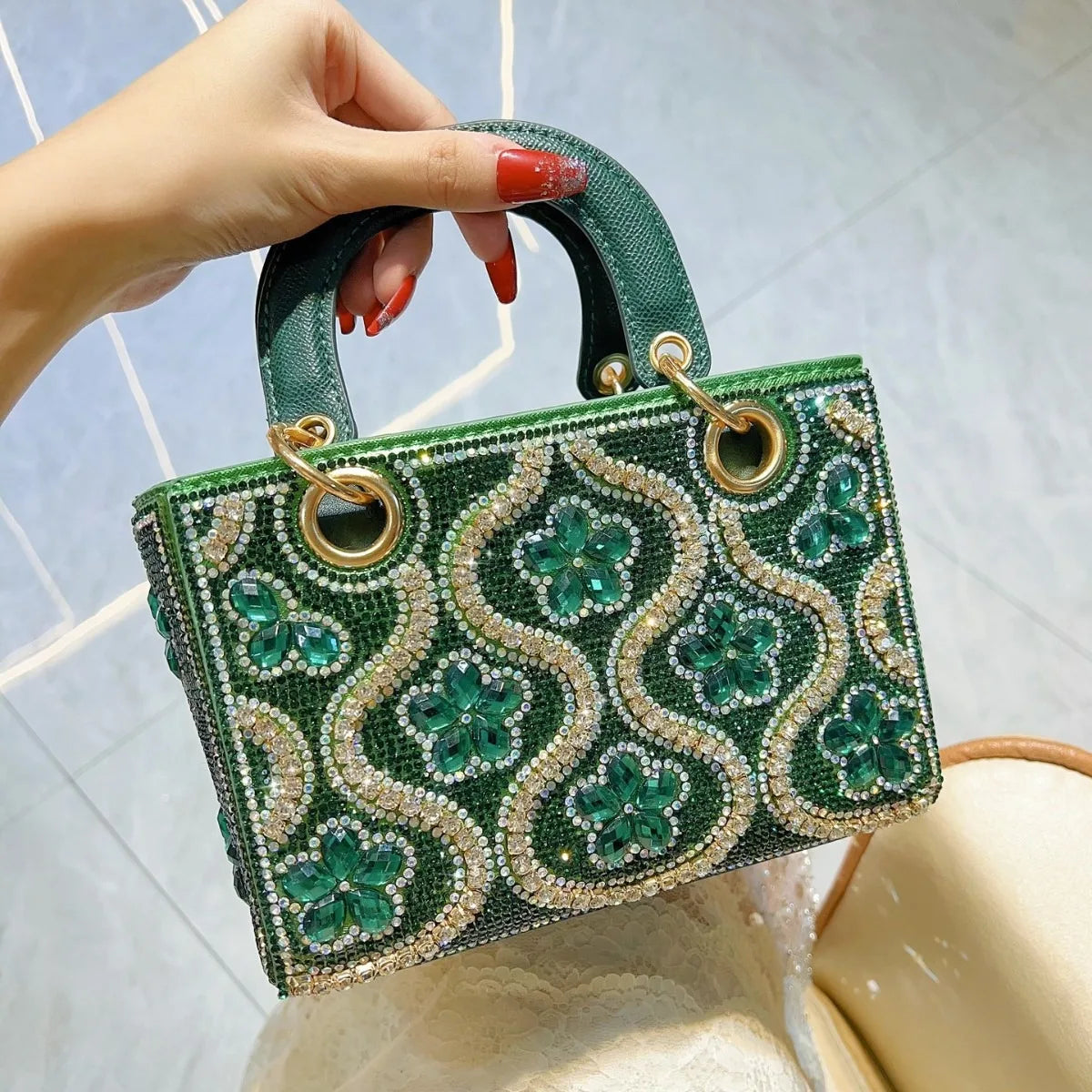 Sac bandoulière femme en strass et diamants, pochette soirée avec chaîne luxe, design élégant et brillant.