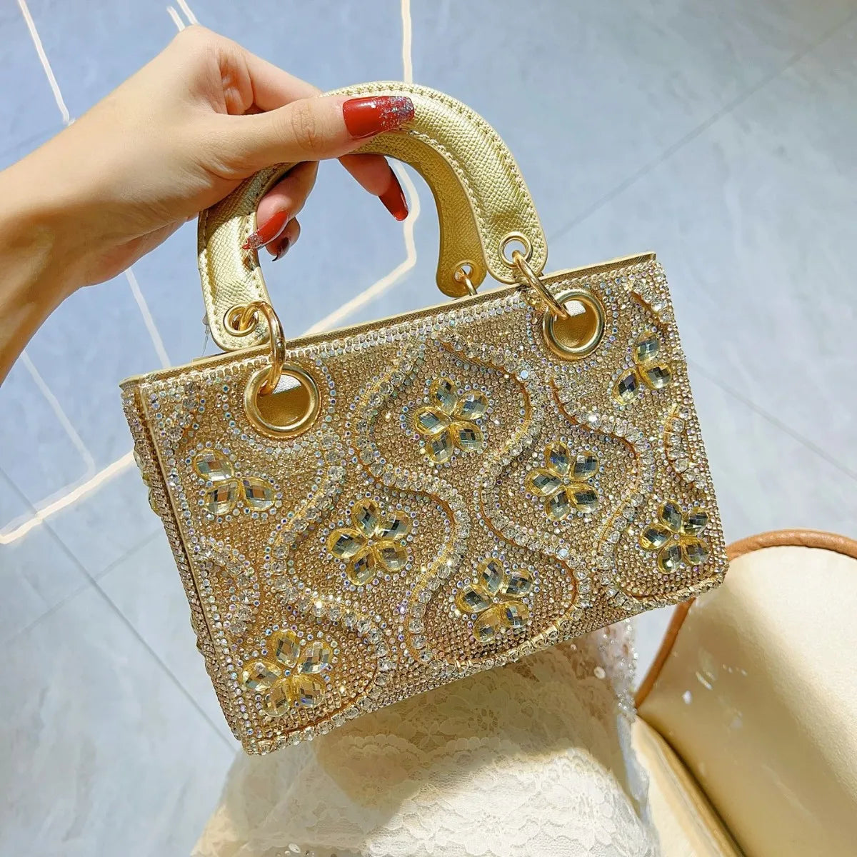 Sac bandoulière femme en strass et diamants, pochette de soirée avec chaîne élégante, style luxe et sophistiqué.