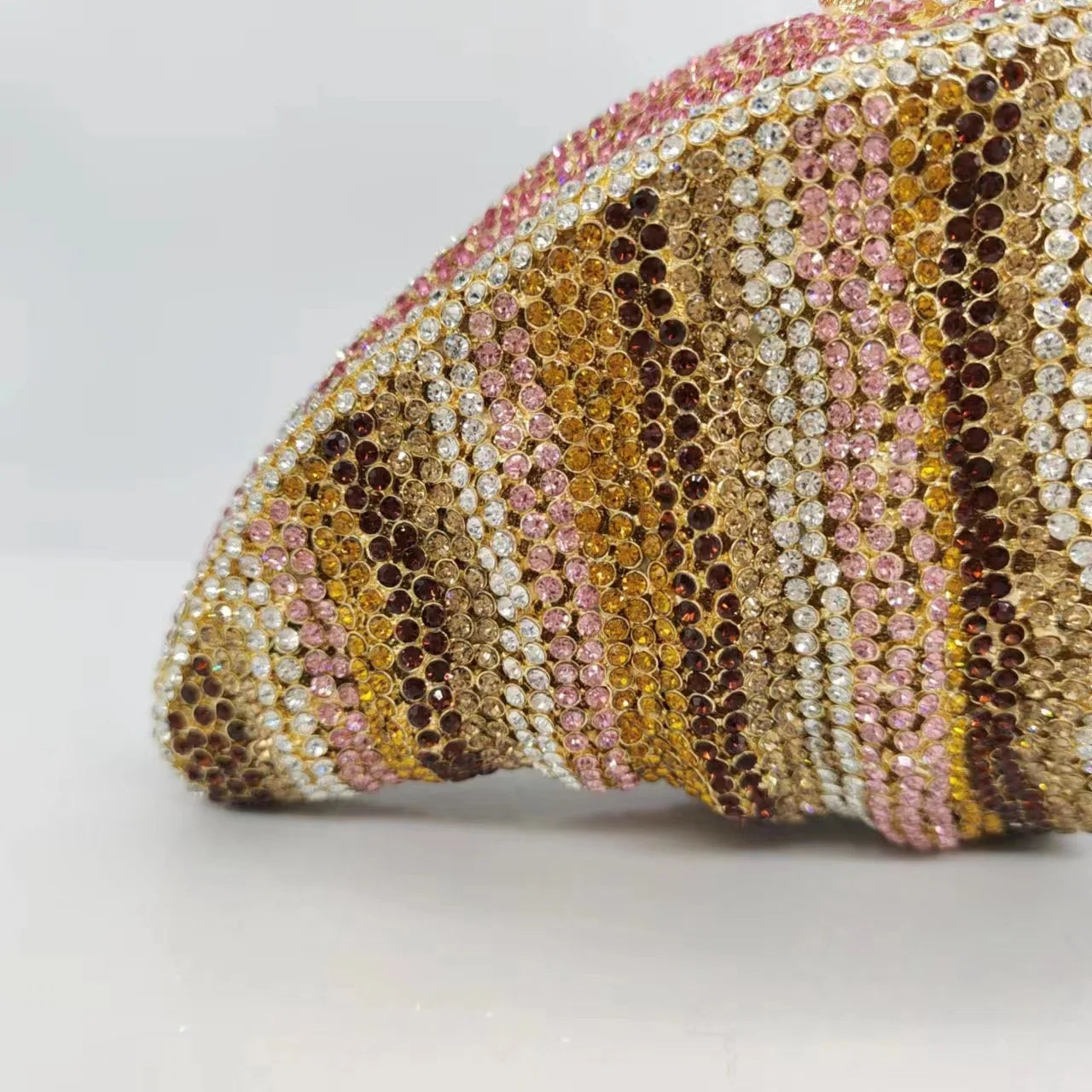 Pochette soirée en coquillage et cristaux, sac de mariage en strass luxe pour femme, élégant accessoire de soirée.