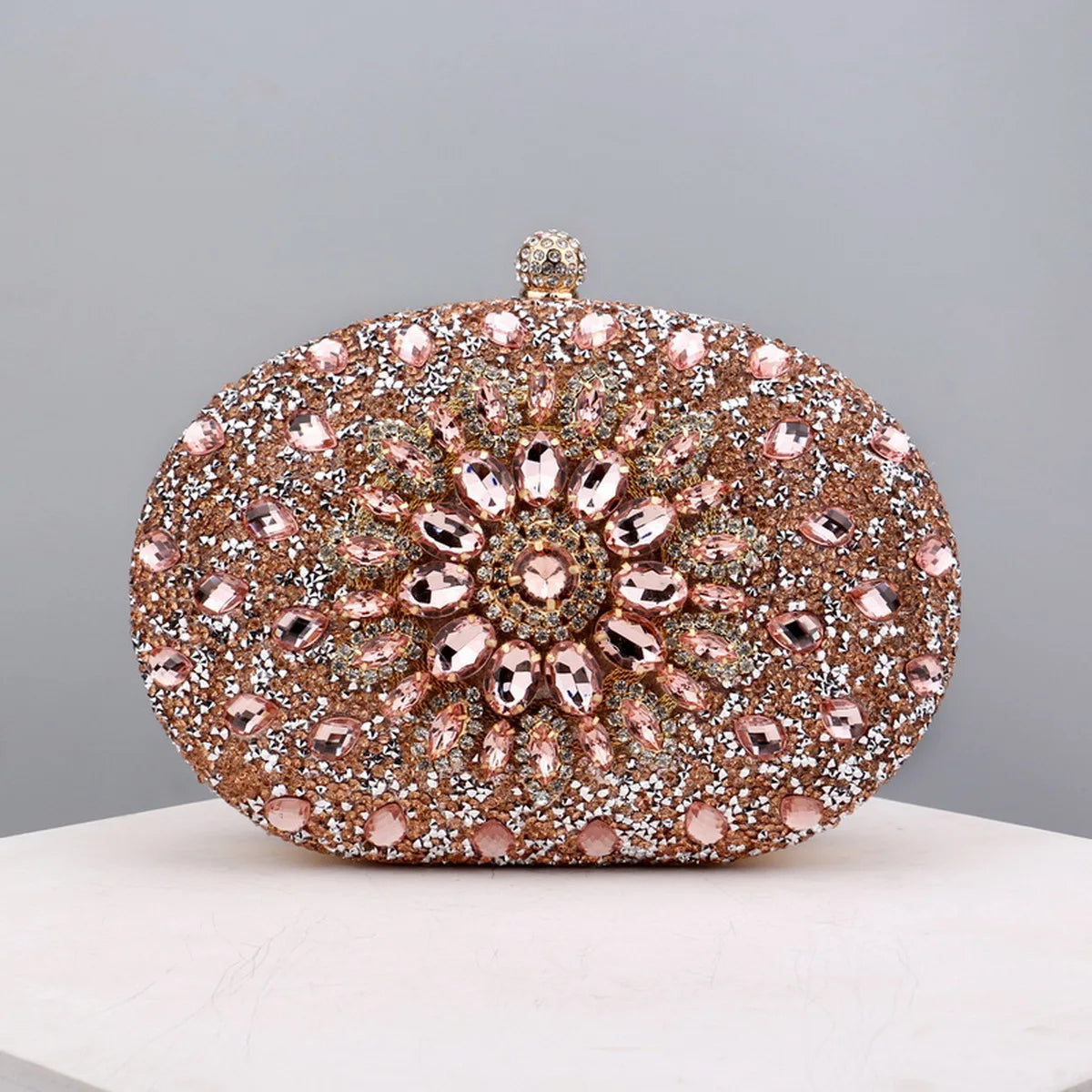 Pochette de soirée fleurs avec strass et diamants, sac de mariage en luxe avec chaîne, design élégant et sophistiqué.