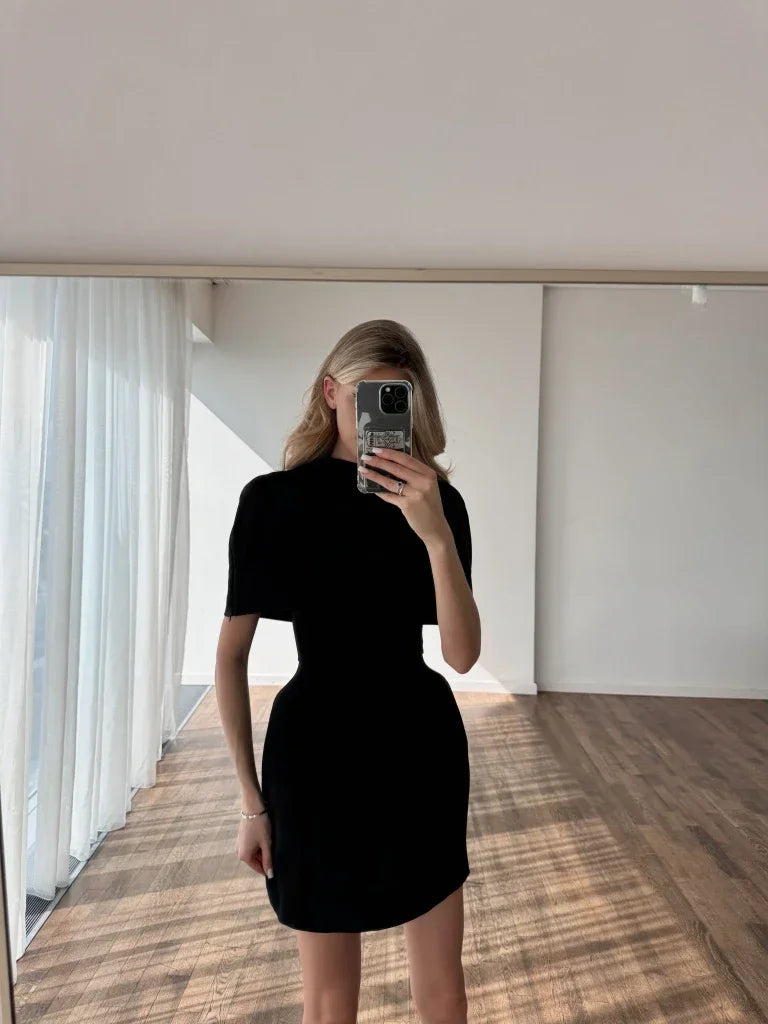 Robe mini châle col carré badassmood.com, taille cintrée sans manches, style vacances, élégante et slim, couleur tendance.