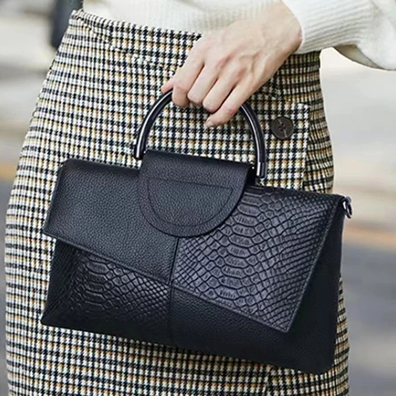 Pochette enveloppe femme Badassmood, clutch élégante avec bandoulière et fermeture éclair, idéale pour soirée et style fashion.