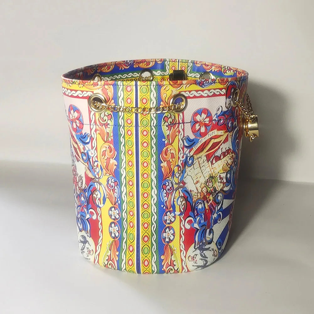 Sac bucket femme grande capacité avec chaîne dorée et bandoulière, disponible en 12 coloris, sac à main tendance et spacieux.