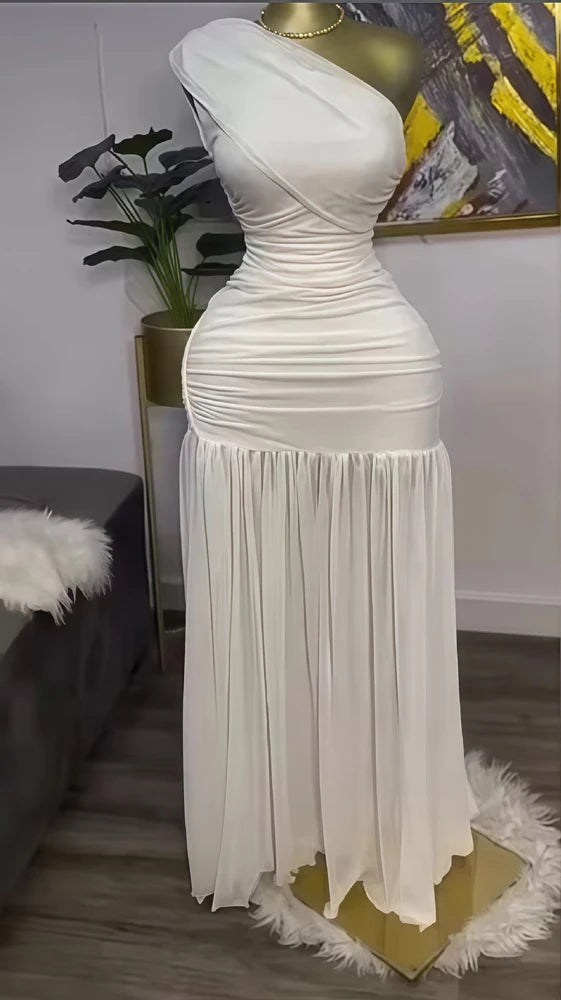 Robe maxi de soirée sexy avec col asymétrique, une manche, dos nu, mesh transparent et fendue, de la marque badassmood.com.