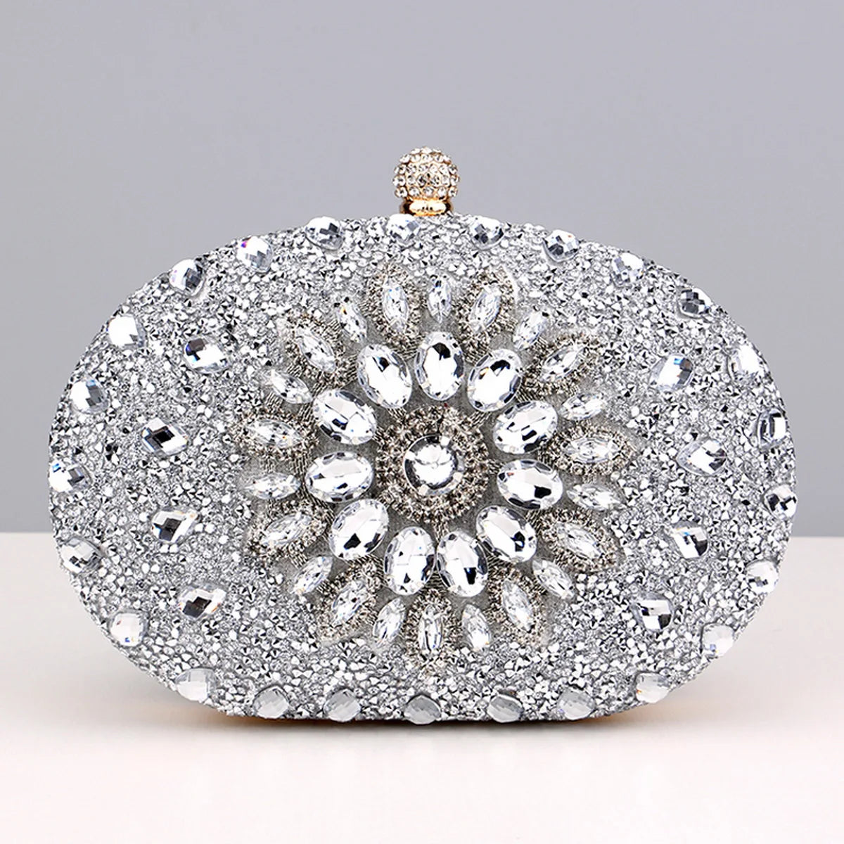 Pochette de soirée fleurs, strass et diamants, sac de mariage avec chaîne en métal, style luxe pour événements élégants.