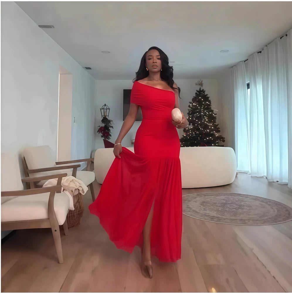 Robe maxi de soirée sexy avec col asymétrique, manche off-shoulder, mesh transparent et fendue, de la marque badassmood.com.