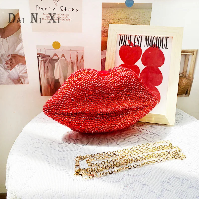 Pochette de soirée luxe pour femme avec lèvres rouges et cristaux, idéal pour mariage et fête, par badassmood.com