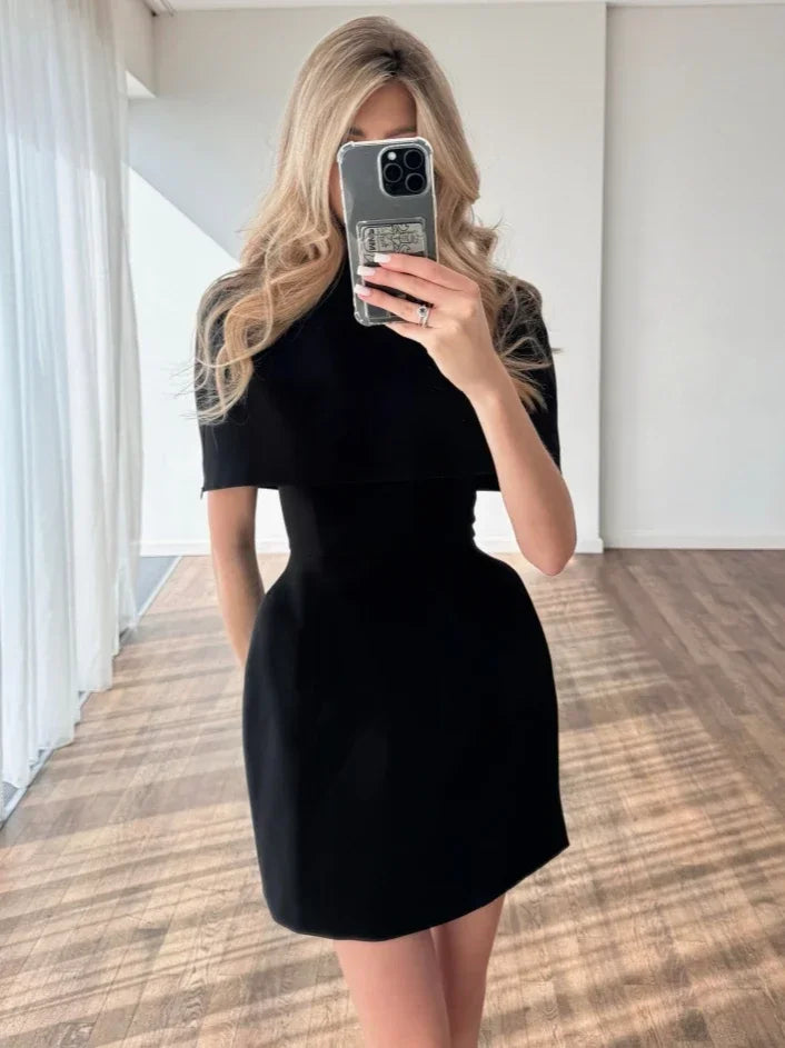 Robe mini châle col carré sans manches, taille cintrée, style vacances, marque Badassmood.com, image élégante et tendance.