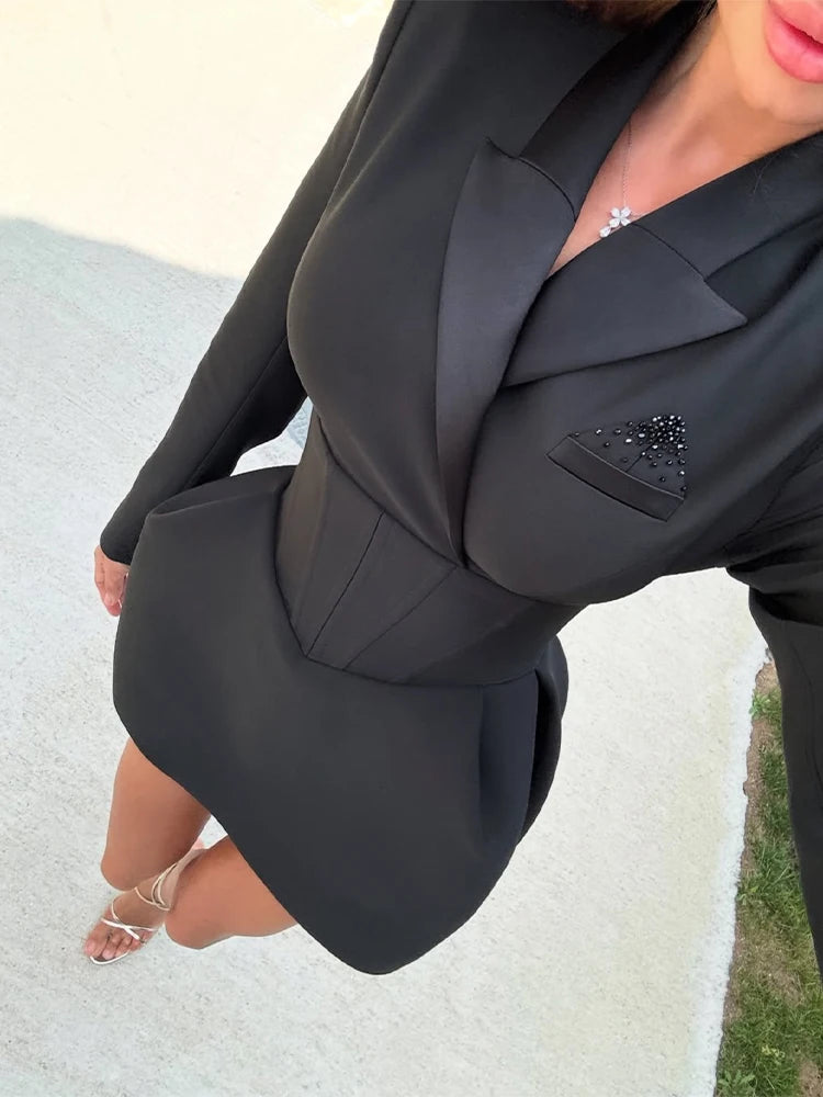 Robe mini chic cintrée avec col V profond, manches longues et double boutonnage, de la marque badassmood.com.