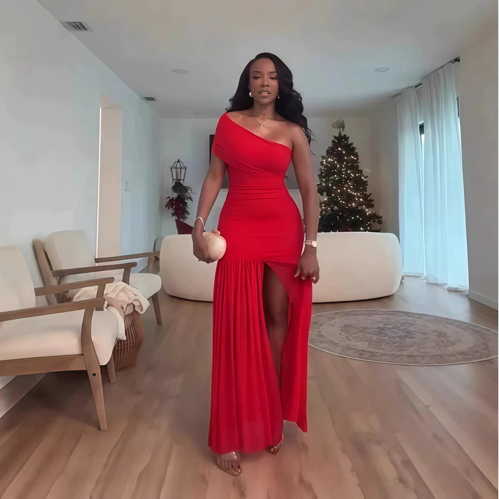 Robe maxi soirée sexy avec col asymétrique, une manche off shoulder en mesh et fendue, de la marque badassmood.com.