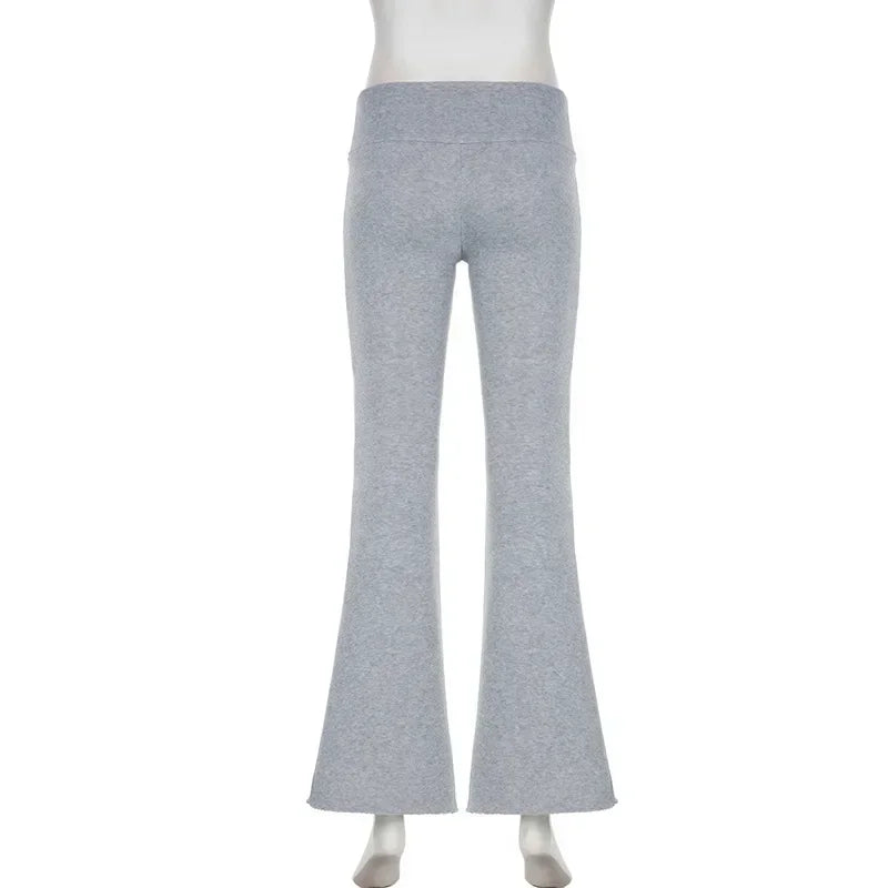 Pantalon flare Y2K taille basse pour femme, style slim et bootcut, en denim casual et sexy, tendance 2024.