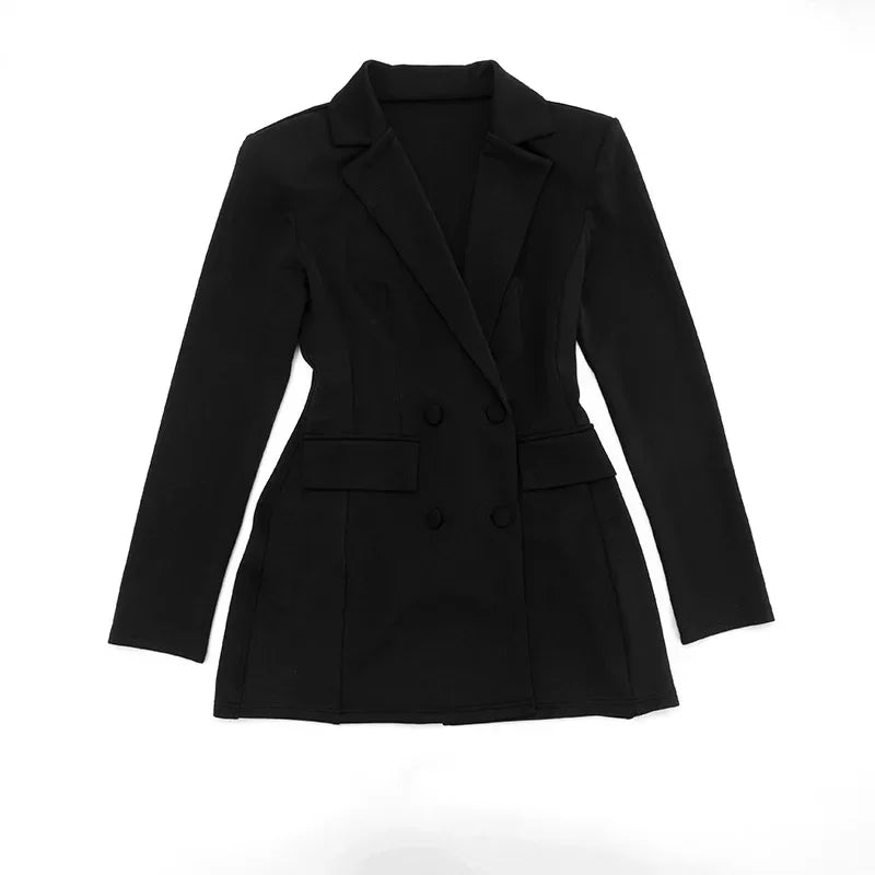 Robe mini chic cintrée avec col V profond, manches longues et double boutonnage, style élégant et moderne.