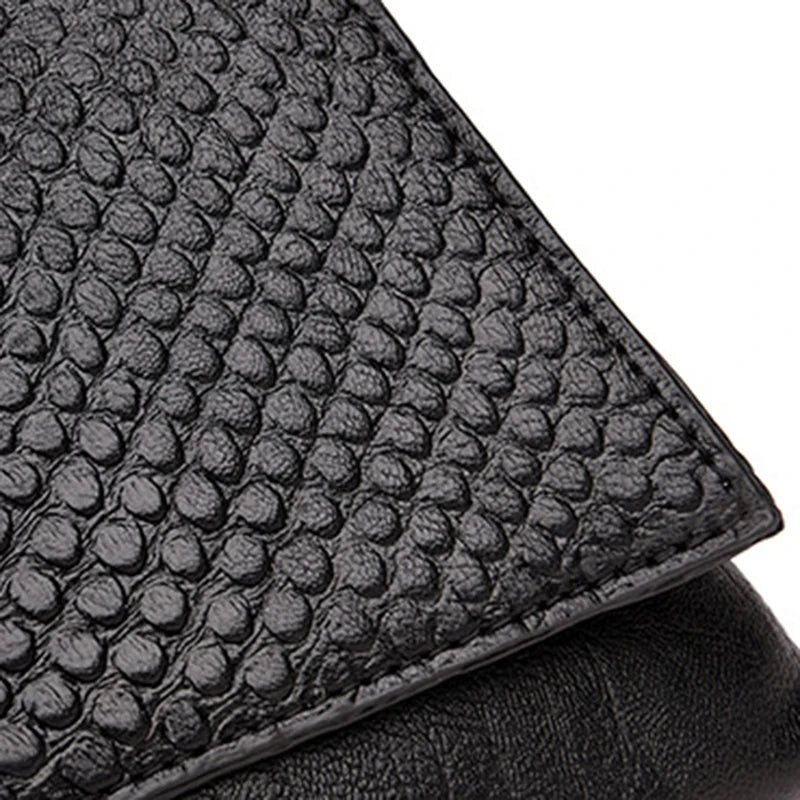 Pochette enveloppe femme élégante de Badassmood.com avec bandoulière, fermeture éclair, idéale pour soirée et style fashion.