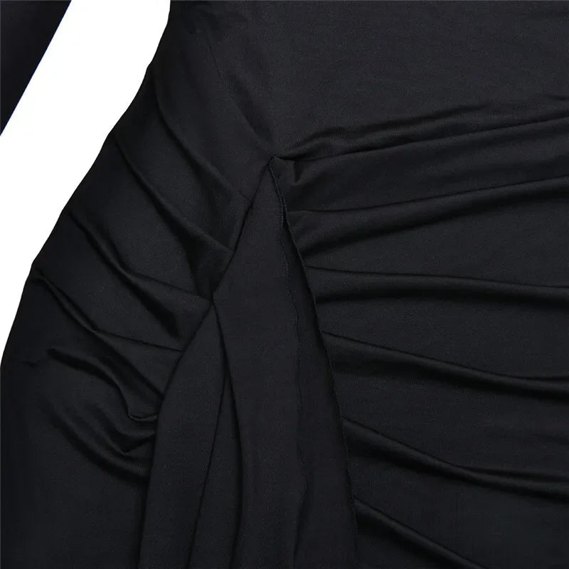 Robe maxi moulante badassmood.com, col roulé, fendue à la cuisse, manches longues, look drapé et bandage pour soirée élégante