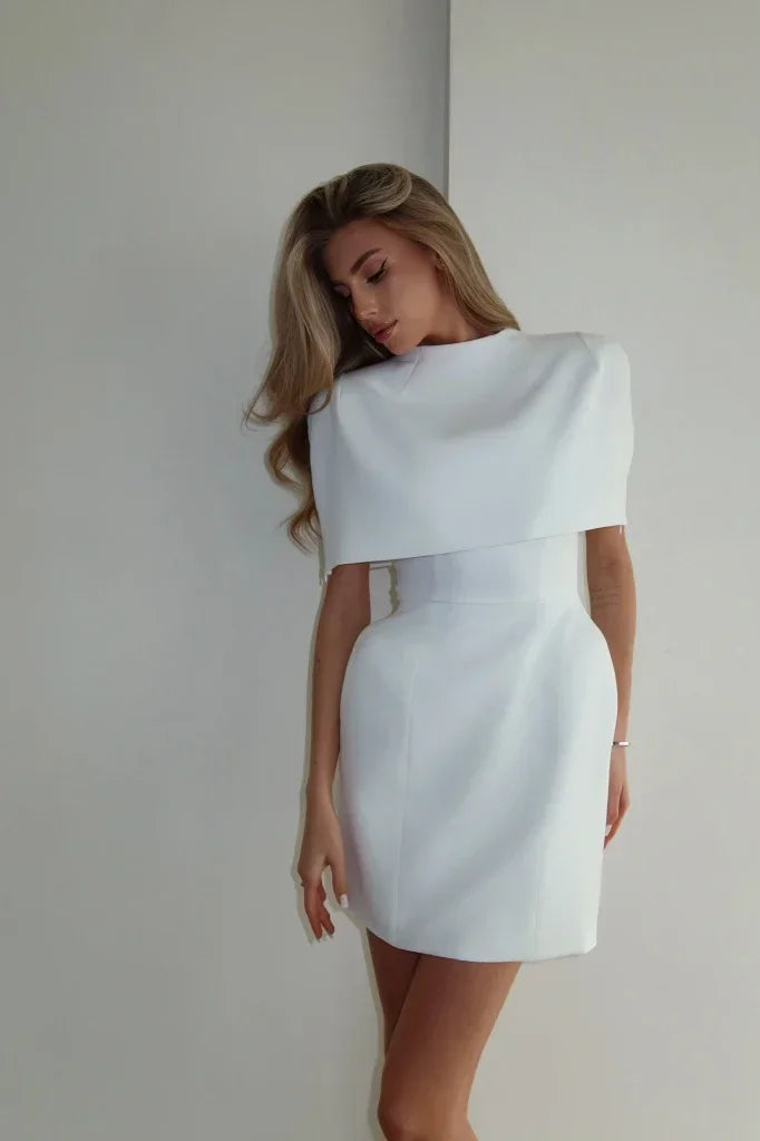 Robe mini châle col carré, sans manches, taille cintrée, style vacances, marque badassmood.com, vue de face.