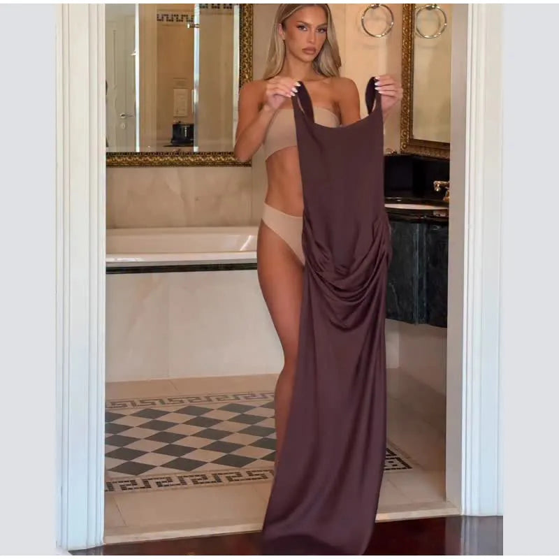 Robe mini plissée marron sexy avec dos nu, col carré sans manches, taille haute, robe élégante de badassmood.com.