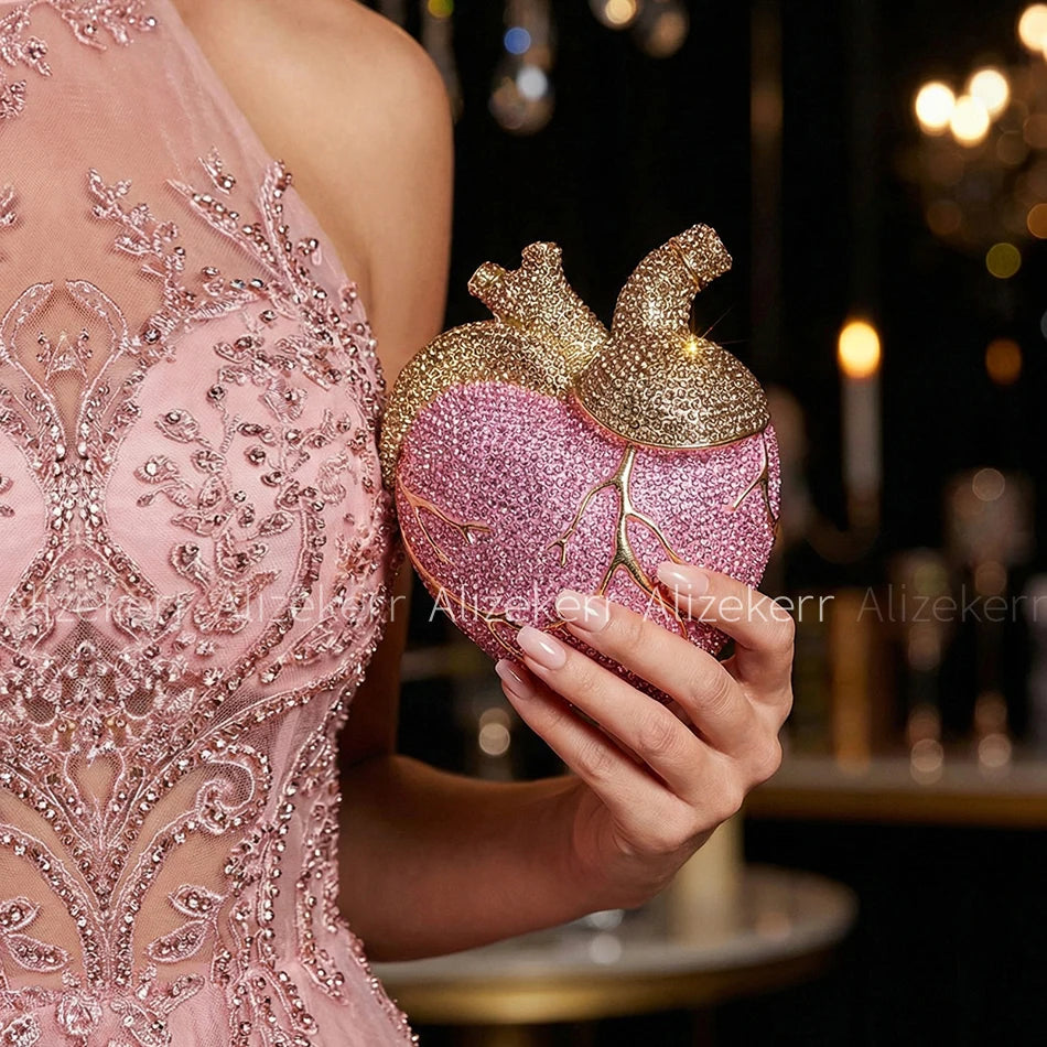 Pochette de soirée cœur en strass et diamants, sac de mariage et fête pour femme, design élégant et luxueux.