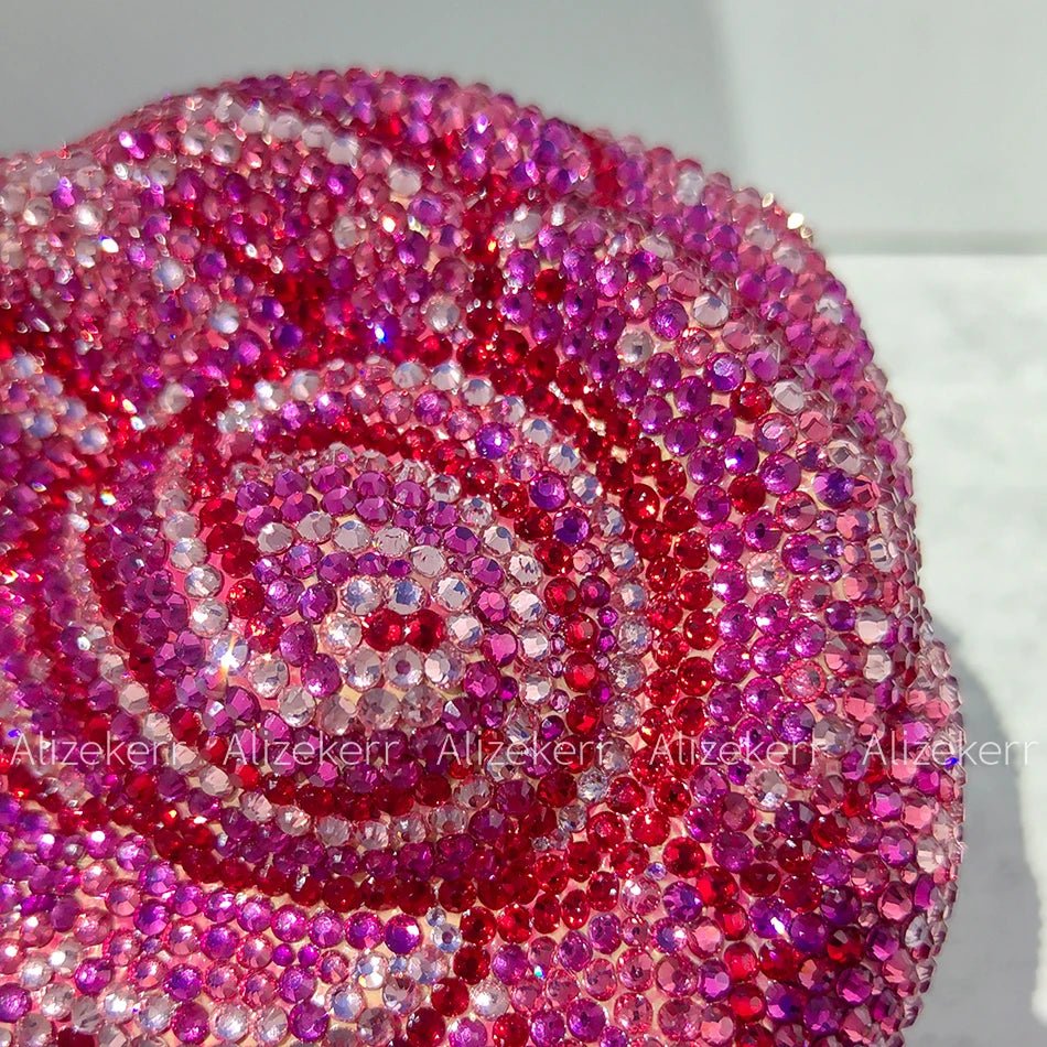 Pochette soirée rose avec cristaux et strass, sac de mariage et fête pour femme, style luxe et élégant.