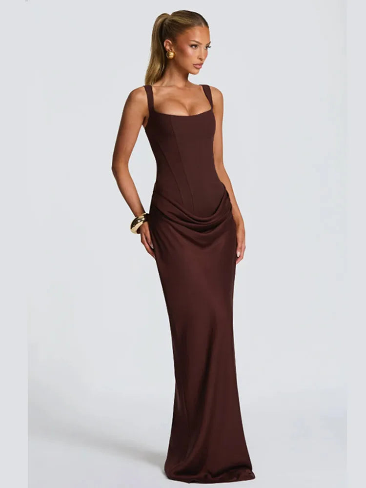 Robe mini plissée marron sexy avec dos nu, col carré, sans manches et taille haute, style élégant et moderne.
