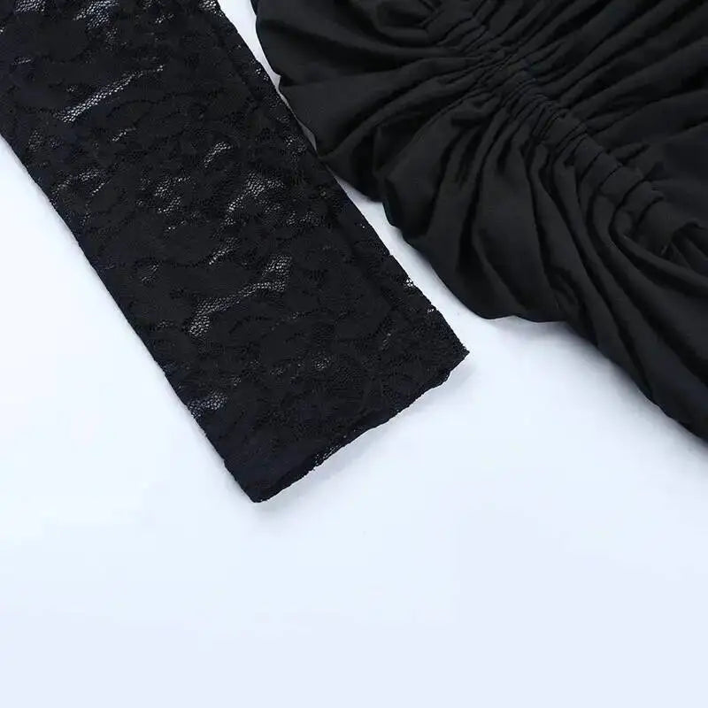 Robe mini plissée en dentelle blanche, robe sexy à épaules dénudées, style bodycon pour soirée ou club.