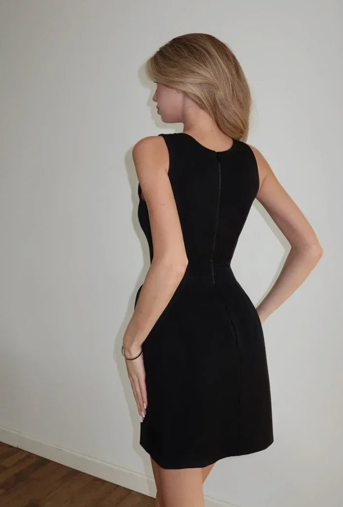 Robe mini châle col carré, taille cintrée, sans manches, style slim pour vacances, en tissu léger, par badassmood.com
